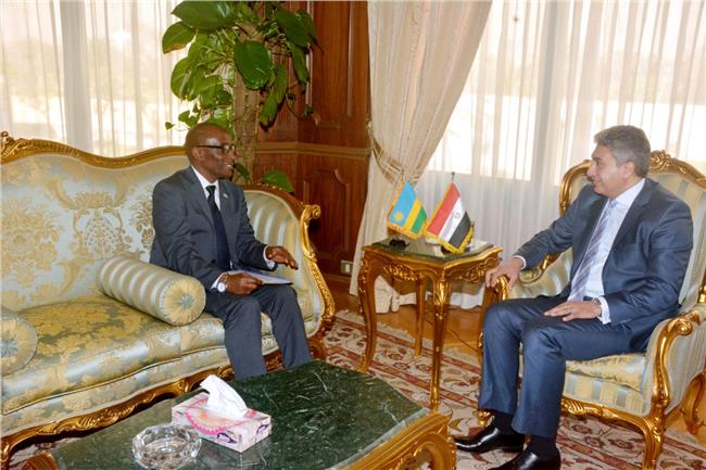 وزير الطيران يلتقى بسفير جمهورية رواندا بالقاهرة