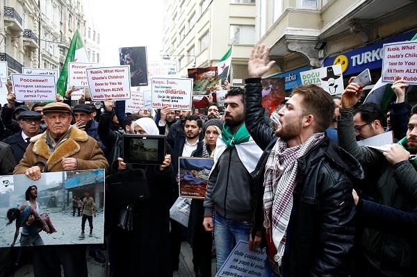 احتجاجات السوريين بتركيا - صورة من رويترز