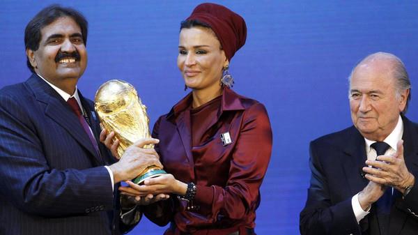 أمير قطر السابق لحظة إعلان جوزيف بلاتر فوز قطر بتنظيم كأس العالم 2022