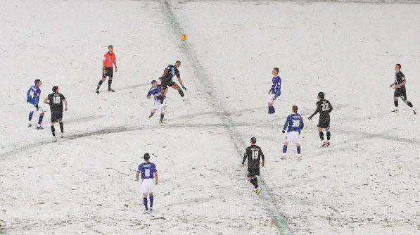 صورة للثلوج تغطي ملعب المباراة 