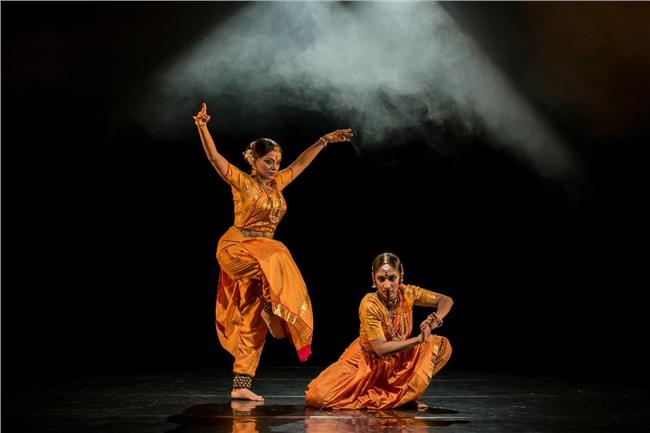 الراقصة الهندية "مالافيكا ساروكاي"