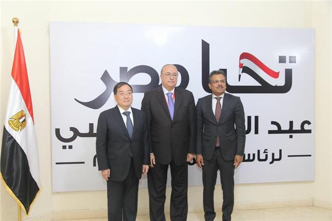 سفيرا الصين وسنغافورة مع السفير د. محمود كارم منسق حملة «السيسي»