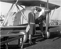 أول امرأة تطير بمفردها عبر المحيط الأطلسي أميليا مارى إيرهارت  