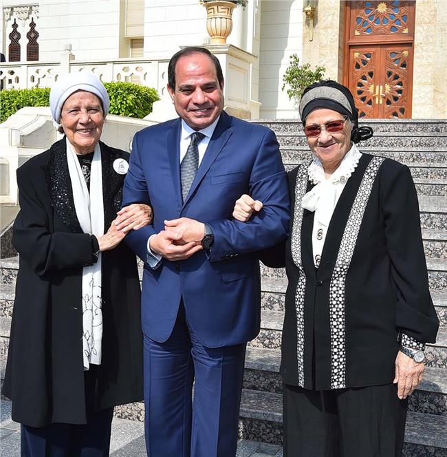 الرئيس السيسي خلال استقباله السيدتين سيدات محمد وفتحية محمد