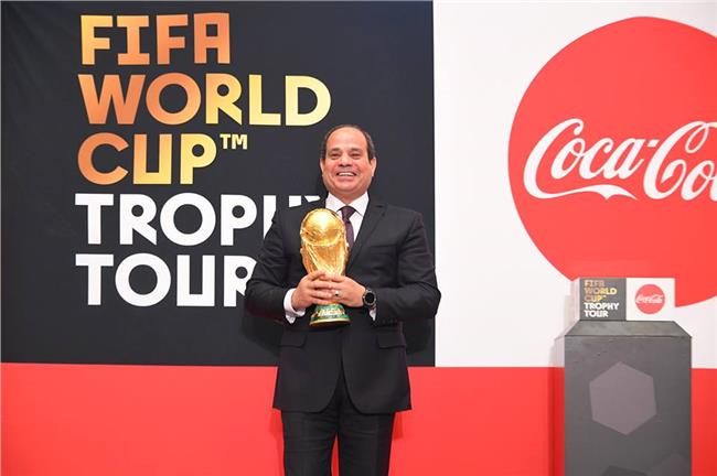 الرئيس السيسي يحمل كأس العالم