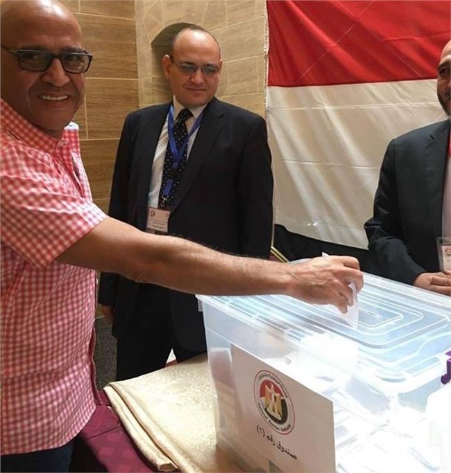 أشرف عبد الباقي يدلى بصوته في القنصلية المصرية بجدة