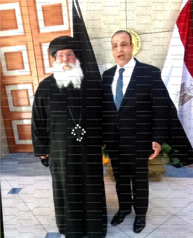 السفير بدر عبد العاطي مع أسقف الكنيسة القبطية