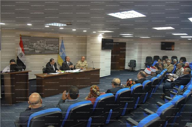 محافظ وقيادات الإسكندرية خلال مناقشة الاستعداد للانتخابات الرئاسية