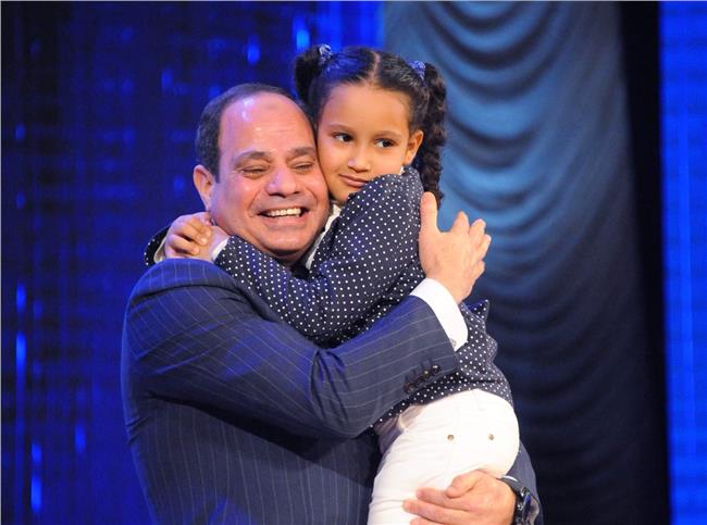 إحدى أبناء الشهداء مع الرئيس عبد الفتاح السيسي 