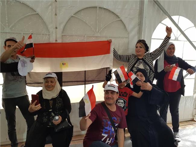  حشود مصرية امام سفارتنا بالكويت لانتخاب رئيس الجمهورية 