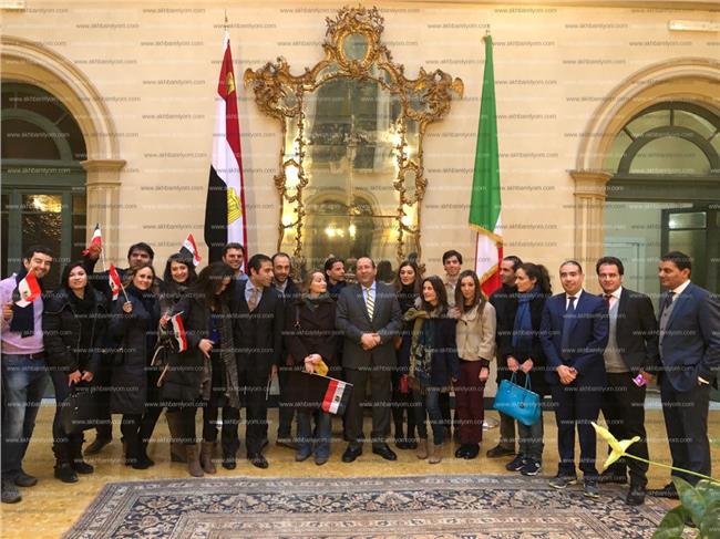 السفير هشام بدر مع الشباب الايطالي في مقر السفارة المصرية بروما 