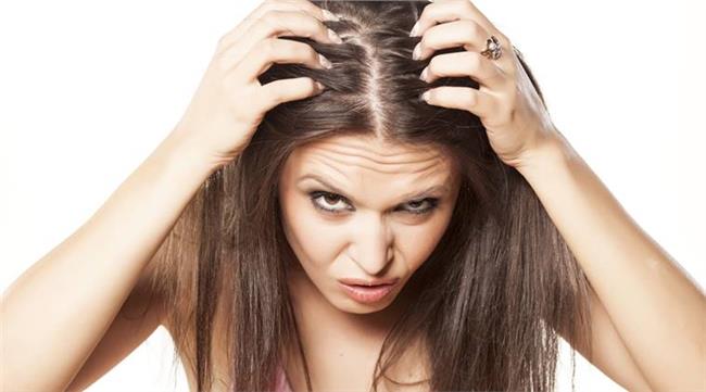 وصفة طبيعية غير مكلفة لعلاج القشرة والتساقط وتقوية الشعر