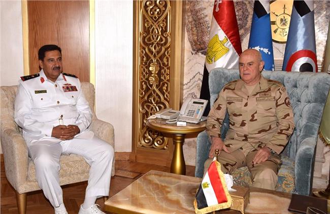 رئيس الأركان يلتقي مدير الاستخبارات العسكرية في البحرين