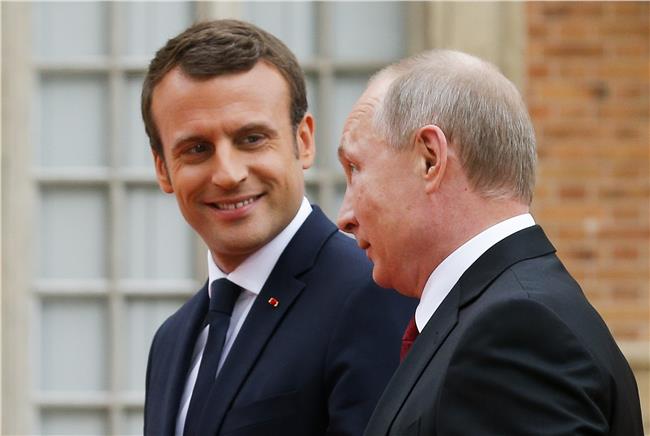  الرئيس الفرنسي إيمانويل ماكرون ونظيره الروسي فلاديمير بوتين