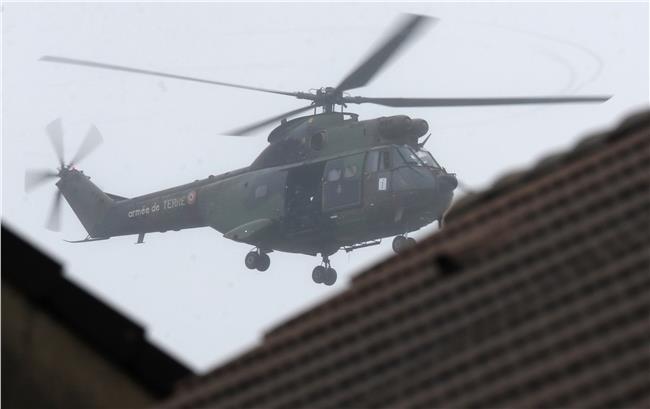 3 طائرات هليكوبتر تطوق موقع احتجاز الرهائن