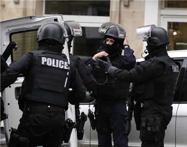  السلطات الفرنسية