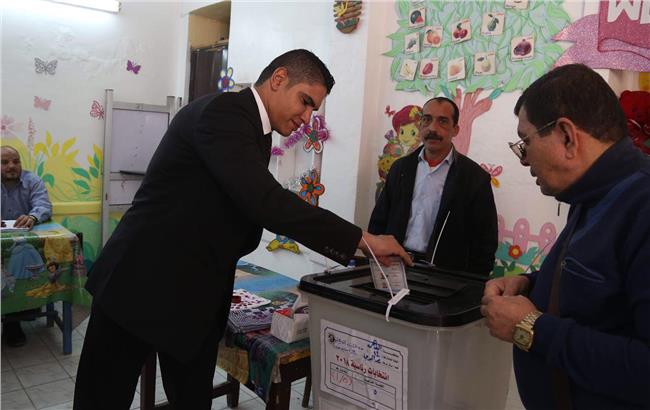 أبوهشيمة يدلي بصوته في مدرسة الرشيد الابتدائية بمصر الجديدة