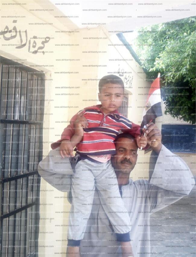 مصر تنتخب|السيسى طفل المراشدة برفقة والده رافعا علم مصر