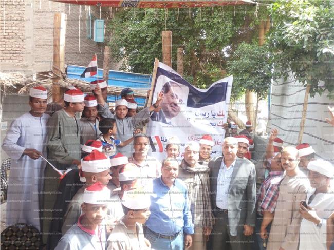 مصر تنتخب|طلاب الأزهر بالوقف يرفعون أعلام مصر وصور الرئيس أمام لجان المراشدة 