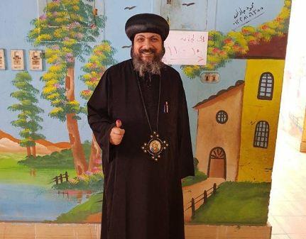 اسقف شبرا يدلي بصوته في الانتخابات الرئاسية 