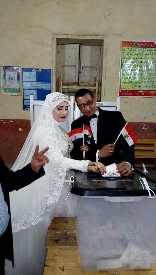 عروسان يدليان بصوتيهما في الانتخابات