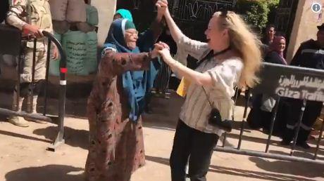 نيروف وهي ترقص مع إحدى الناخبات - صورة من الفيديو