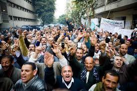 عمال العاصمة الإدارية يحتجون على منعهم من التصويت