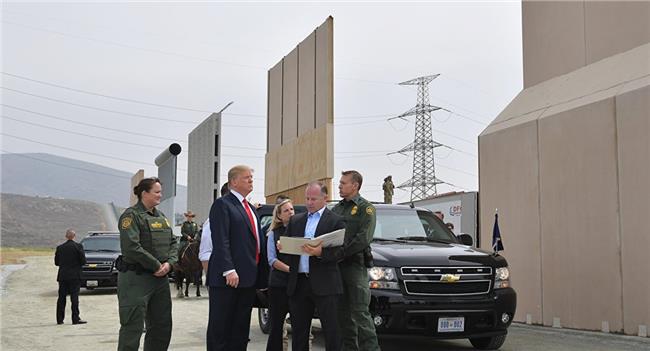 ترامب أمام الجدار الحدودي