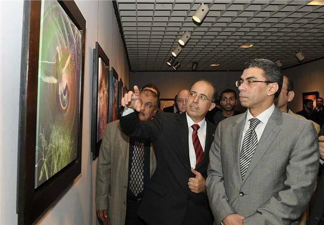  الكاتب الصحفى ياسر رزق يستعرض لوحات الفنان طارق عبد العزيز