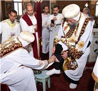البابا تواضوس يغسل أرجل الكهنة