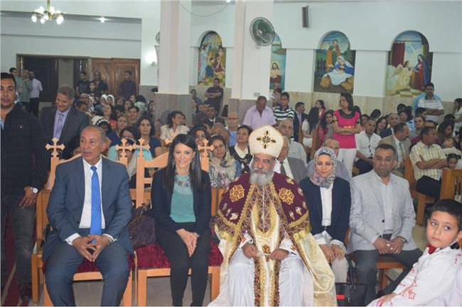 وزيرة السياحة ومحافظ البحر الأحمر يشاركان في قداس عيد القيامة 