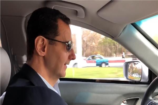 بشار الأسد يقود سيارته بشوارع دمشق