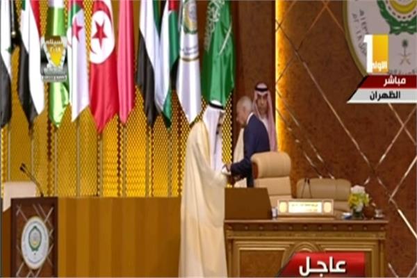 العاهل الأردني يسلم خادم الحرمين رئاسة القمة العربية الـ 29