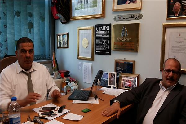 د.شريف أبو النجا خلال لقائه بوكيل نقابة الصحفيين 