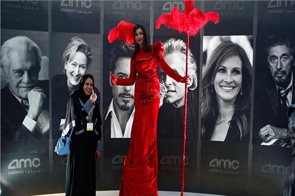 امرأة سعودية داخل أول سينما بالرياض