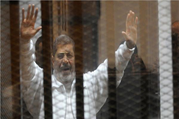 الرئيس الأسبق محمد مرسي داخل قفص الاتهام