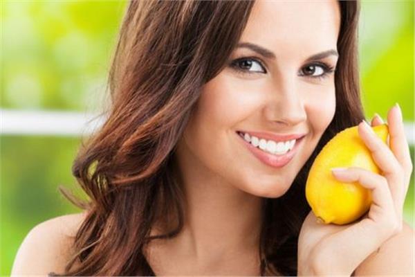 «عصير الليمون» لحل مشاكل الشعر الدهني   
