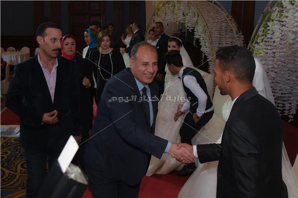 محافظ الإسكندرية يهنئ العرائس في حفل الزفاف الجماعي