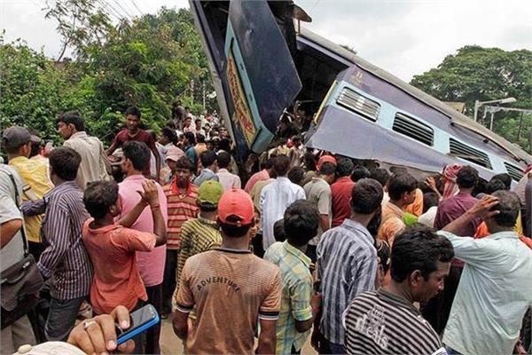  اصطدام قطار بحافلة في الهند