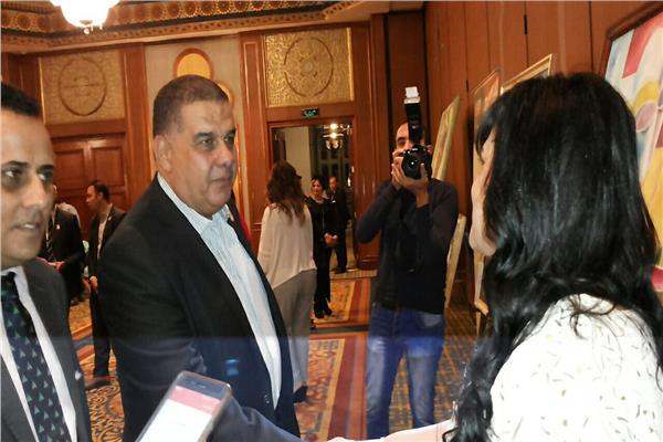 د.شريف أبو النجا في حفل توقيع ديوان "إمرأة لعة"
