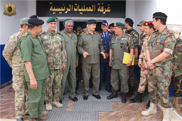 زار القائد العام للقوات المسلحة العربية الليبية غرفة عمليات عمر المختار لتحرير درنة