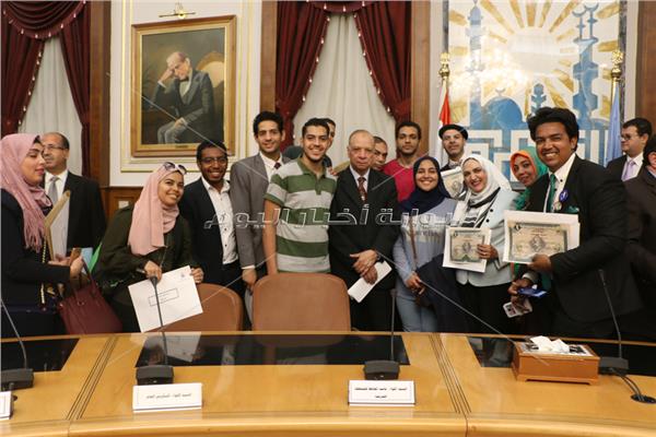 محافظ القاهرة يكرم المشاركين في حملة «خليك زي آدم»