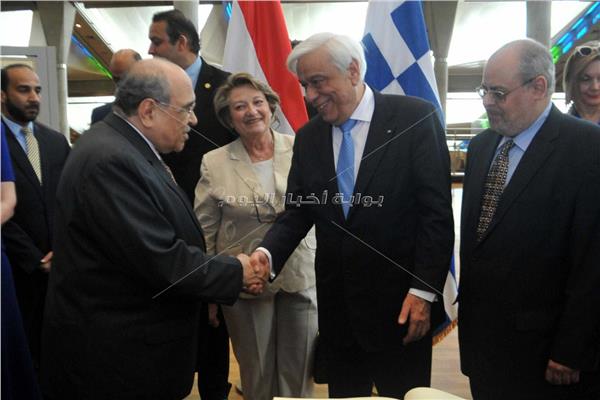 الرئيس اليوناني و وفد العودة للجذور يبديان إعجابهم بمكتبة الإسكندرية