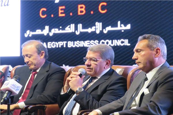 وزير المالية عمرو الجارحي خلال اللقاء 