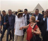 وزيرة الهجرة خلال زيارتها الأهرامات