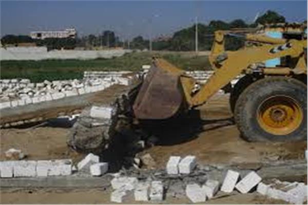 إزالة 10 حالات تعدى ووقف أعمال بناء مخالف بمركزين بالمنيا