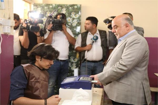 حيد العبادي يدلي بصوته في الانتخابات البرلمانية العراقية - رويترز