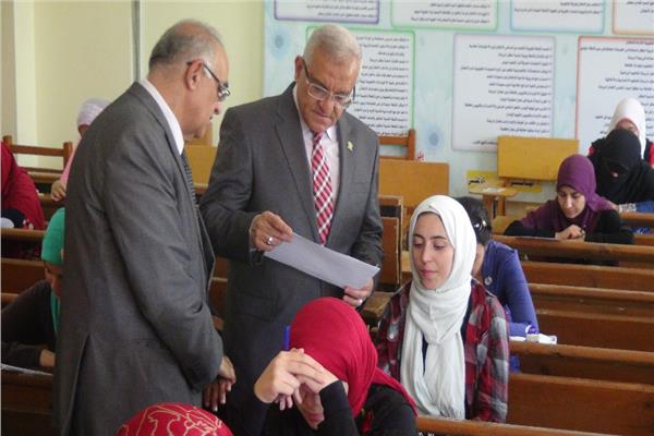 رئيس جامعة المنيا يتفقد امتحانات التربية للطفولة المبكرة