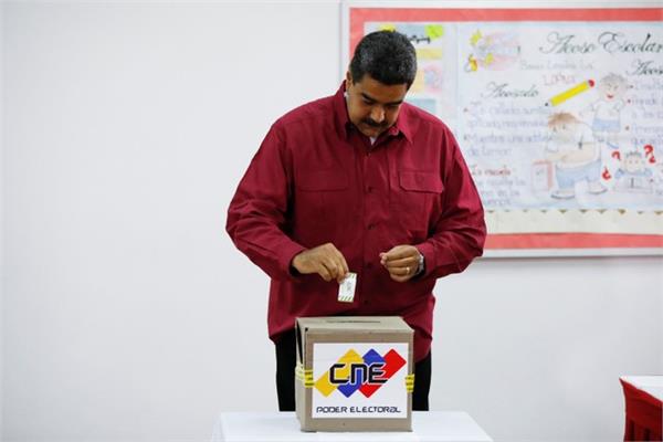 نيكولاس مادورو خلال إدلائه بصوته في الانتخابات بفنزويلا