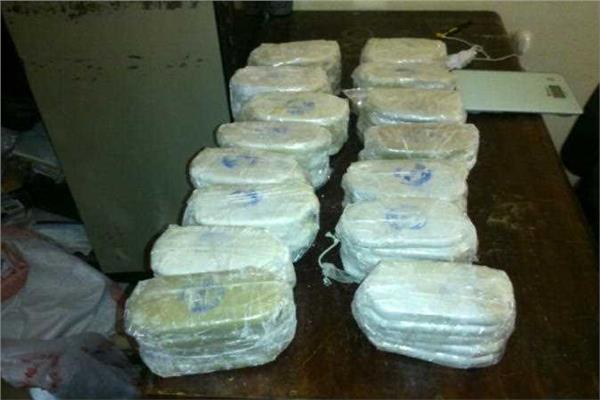 ضبط أكثر من ٤ آلاف قرص مخدر و٦ كيلو حشيش في حملات أمنية